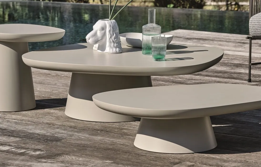 Tavolini Stone con base in metallo verniciato e top in MDF verniciato con finitura outdoor di Ditre Italia